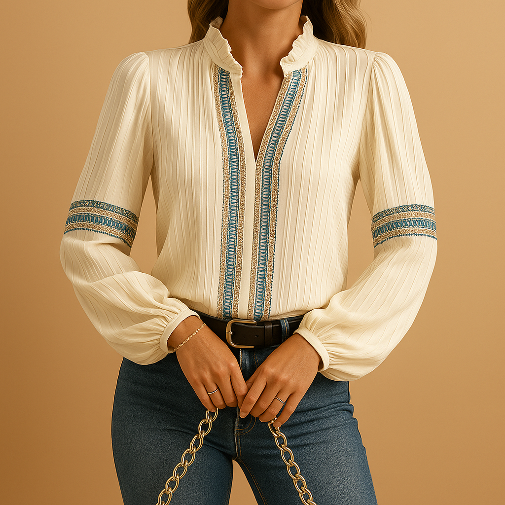 Stijlvolle damesblouse in roomwit met kant en lantaarnmouwen, ideaal voor werk en casual gelegenheden.