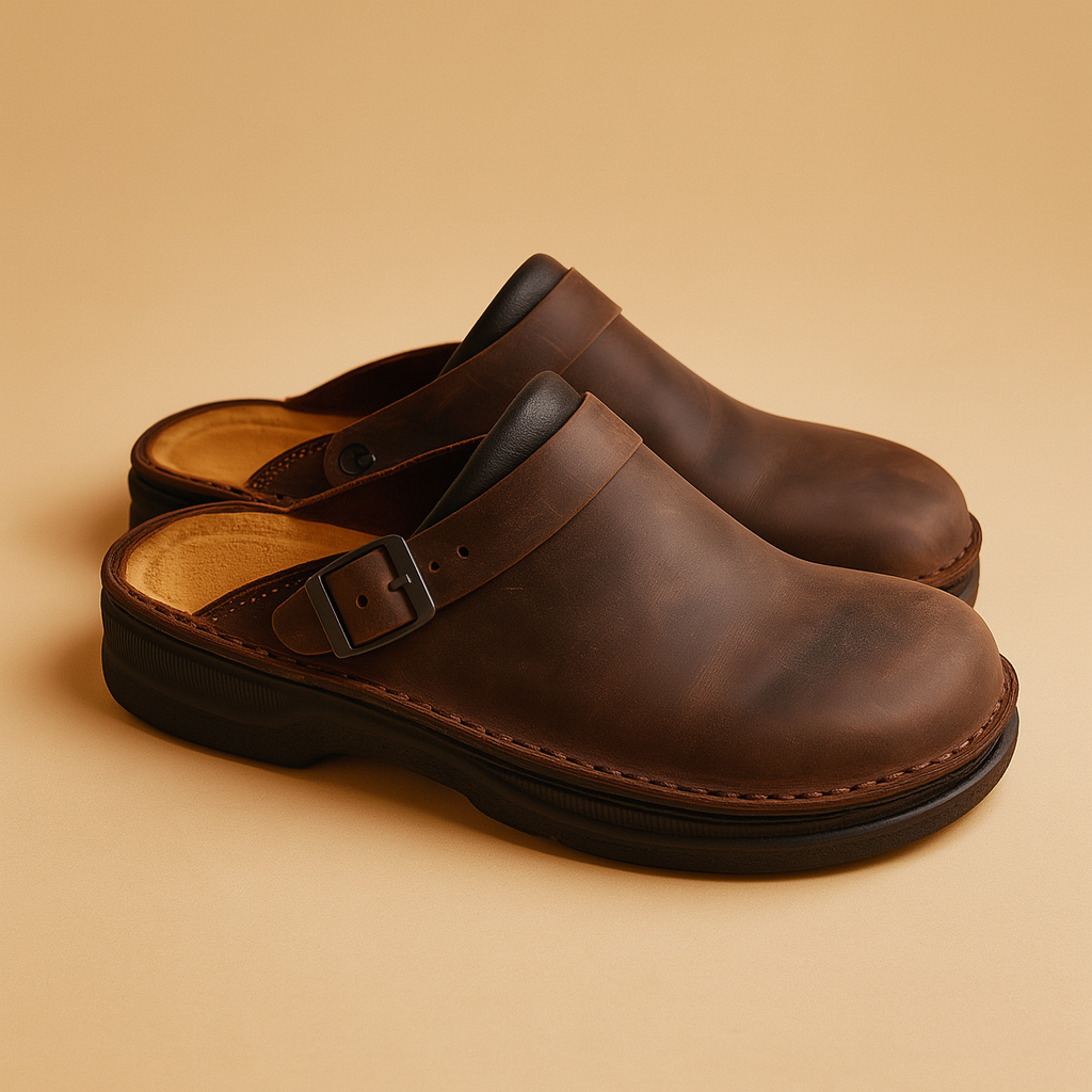 Comfortabele pantoffels voor heren met zachte binnenzool en stevige buitenzool, in de kleuren bruin, donkerbruin en zwart.