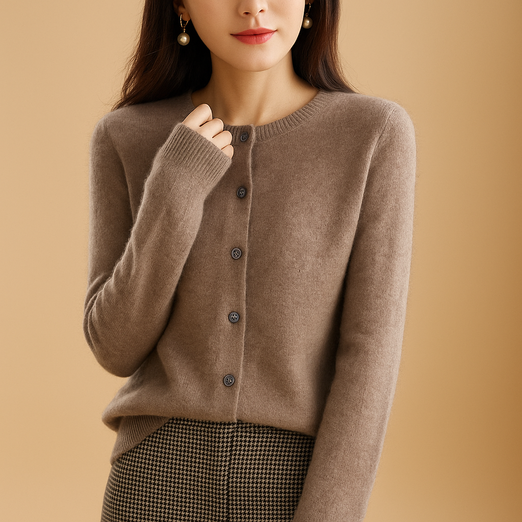 Elegante damescardigan met V-hals, knoopsluiting en lange mouwen, perfect voor laagjes en winterse outfits.