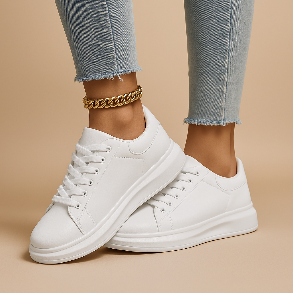 Witte dames sneakers met minimalistisch ontwerp, lage instap en comfortabele zachte binnenzool, ideaal voor dagelijks gebruik.