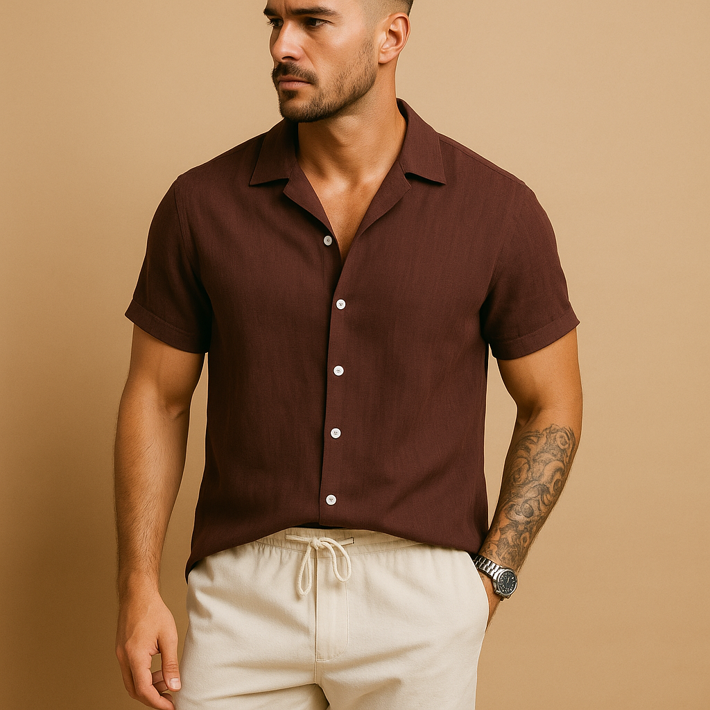 Tweedelige zomeroutfit voor heren met tijdloos design, luchtige pasvorm en ademende stof, perfect voor warme dagen en semi-formele momenten.