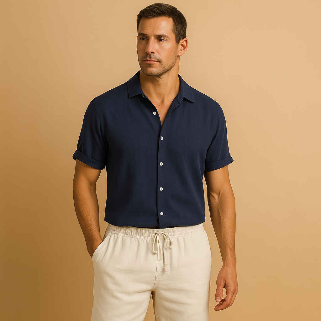 Tweedelige zomeroutfit voor heren met tijdloos design, luchtige pasvorm en ademende stof, perfect voor warme dagen en semi-formele momenten.