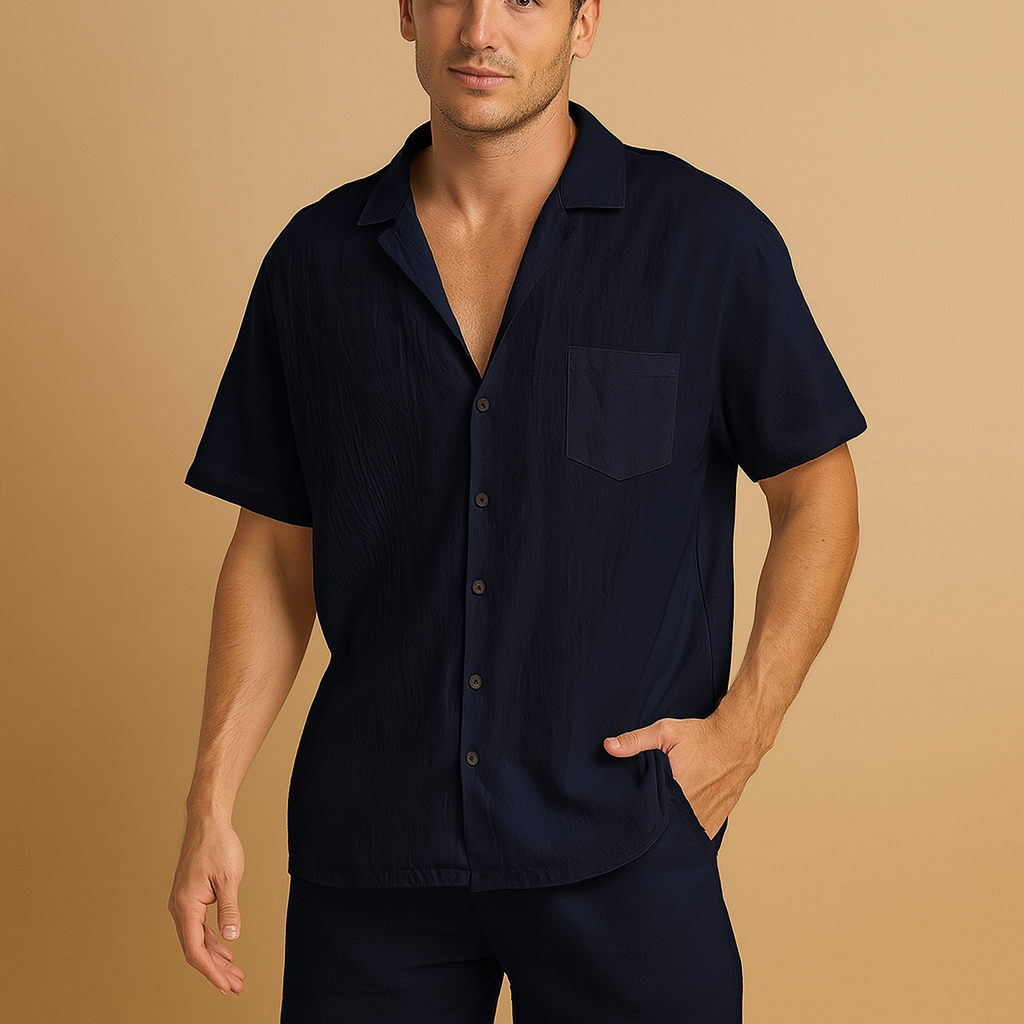 Herenset met V-hals shirt en elastische shorts, ideaal voor informele zomerse dagen, ontspanning en dagelijks comfort.
