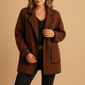 Gevoerde dames blazer met moderne pasvorm in casual stijl, perfect voor koudere dagen en veelzijdig te combineren.