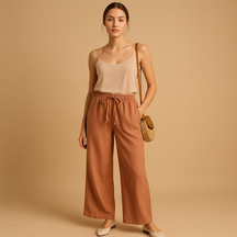 Luchtige damesbroek met elastische tailleband en losse pasvorm, geschikt voor zomerse casual of chique outfits.