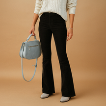 Flared damesbroek van zachte corduroy in diverse kleuren, met retro pasvorm en comfortabele stretch voor casual en semi-formele stijlen.