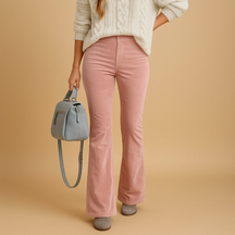 Flared damesbroek van zachte corduroy in diverse kleuren, met retro pasvorm en comfortabele stretch voor casual en semi-formele stijlen.