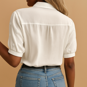 Witte damesblouse met klassieke pasvorm, ideaal voor werk, casual gelegenheden en stijlvolle combinaties