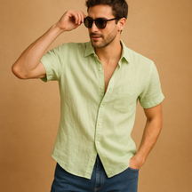 Zomers herenoverhemd met korte mouwen, luchtige pasvorm en casual design voor warme dagen en ontspannen gelegenheden.