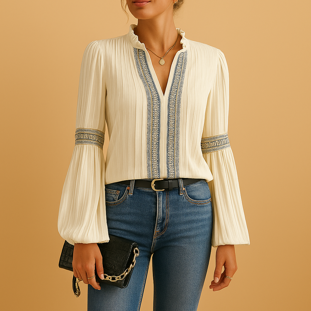 Stijlvolle damesblouse in roomwit met kant en lantaarnmouwen, ideaal voor werk en casual gelegenheden.