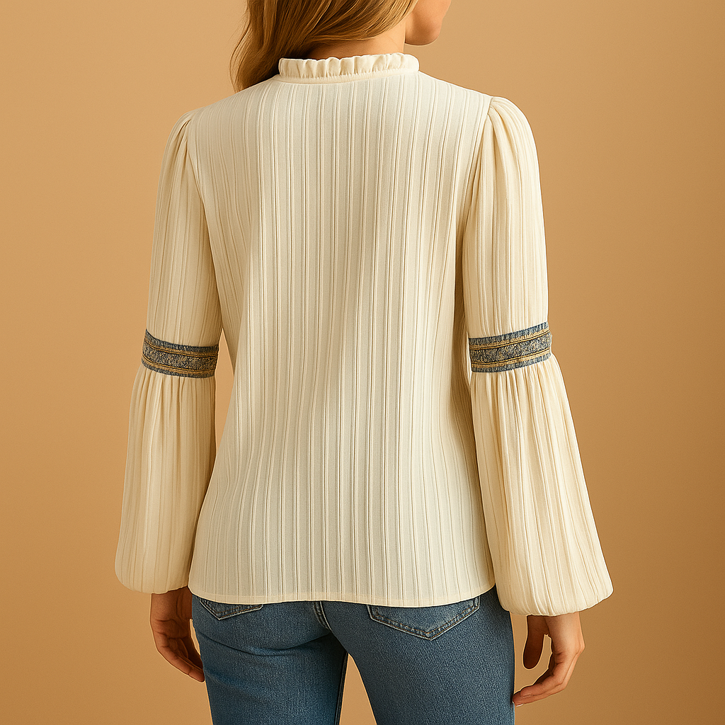 Stijlvolle damesblouse in roomwit met kant en lantaarnmouwen, ideaal voor werk en casual gelegenheden.