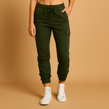 Dames cargobroek met hoge taille en slanke pasvorm, stretchmateriaal en cargozakken. Perfect voor dagelijks gebruik en casual outfits.