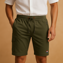 Sportieve heren short met ademende stof, meerdere zakken en elastische taille, ideaal voor reizen en actieve dagen.