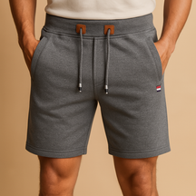 Sportieve heren short met ademende stof, meerdere zakken en elastische taille, ideaal voor reizen en actieve dagen.