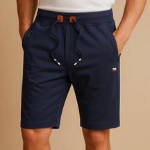 Sportieve heren short met ademende stof, meerdere zakken en elastische taille, ideaal voor reizen en actieve dagen.