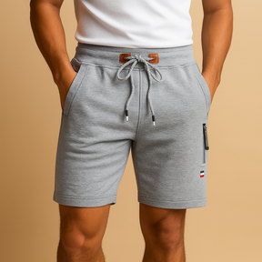 Sportieve heren short met ademende stof, meerdere zakken en elastische taille, ideaal voor reizen en actieve dagen.