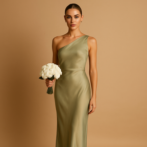 Elegante asymmetrische damesjurk met split, nauwsluitende pasvorm en luxe uitstraling – ideaal voor formele gelegenheden en avondfeesten