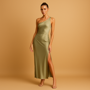 Elegante asymmetrische damesjurk met split, nauwsluitende pasvorm en luxe uitstraling – ideaal voor formele gelegenheden en avondfeesten