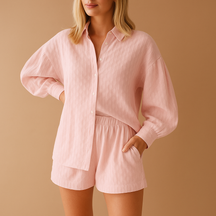 Luchtige dames set met blouse en shorts in zomerse stijl, perfect voor strand, thuis of casual gelegenheden