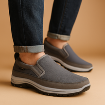 Comfortabele instappers voor heren met ademend bovenwerk, rubberen zool en lichtgewicht design – ideaal voor wandelen, reizen of dagelijks gebruik.