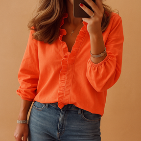 Elegante damesblouse met ruches en flatterende pasvorm, ideaal voor werk, vrije tijd en formele gelegenheden.