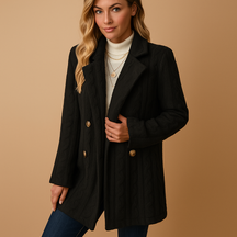Elegante getailleerde winterjas voor dames in abrikoos, zwart, rood en wit. Perfect voor werk, vrije tijd en stijlvolle winterse dagen.