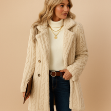 Elegante getailleerde winterjas voor dames in abrikoos, zwart, rood en wit. Perfect voor werk, vrije tijd en stijlvolle winterse dagen.