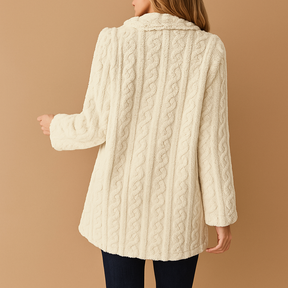Elegante getailleerde winterjas voor dames in abrikoos, zwart, rood en wit. Perfect voor werk, vrije tijd en stijlvolle winterse dagen.
