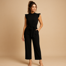 Elegante damesjumpsuit met hoge ronde hals, kapmouwen en bijpassende ceintuur, ideaal voor feestelijke of formele gelegenheden