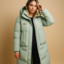 Elegante warme wintermantel voor dames met getailleerde pasvorm, zachte voering en handige zakken. Ideaal voor werk, stadswandelingen en feestelijke momenten.