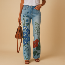 Dames flared jeans met bloemenprint en relaxte pasvorm van ademende stof, perfect voor lente- en zomeroutfits met een speelse touch.