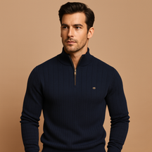 Gebreide heren trui met halve rits en hoge kraag, warme stof en slanke pasvorm. Ideaal voor casual en elegante looks in de herfst en winter.