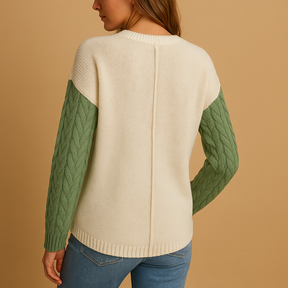 Gebreide damestrui met kabelpatroon en zakdetail, losvallende pasvorm en verlaagde schouders, perfect voor casual en stijlvolle combinaties.