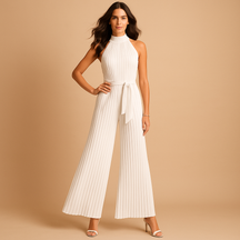 Elegante dames jumpsuit met wijde pijpen, hoge hals en bijpassende riem in lichtblauw, roze, wit en zwart – ideaal voor formele en casual gelegenheden.