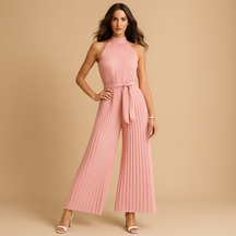 Elegante dames jumpsuit met wijde pijpen, hoge hals en bijpassende riem in lichtblauw, roze, wit en zwart – ideaal voor formele en casual gelegenheden.