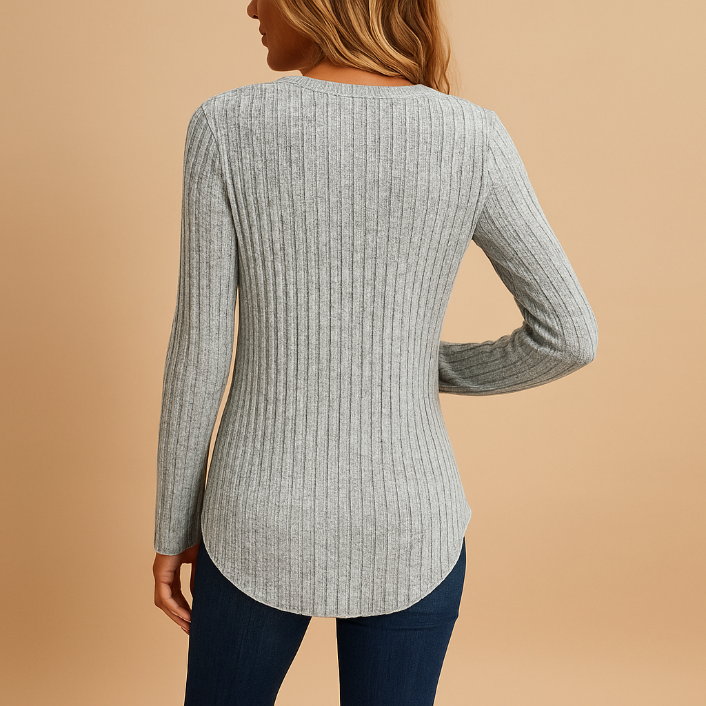 Dames top in grijs met geribde structuur, V-hals en knoopdetails, geschikt voor zowel casual outfits als gelaagde looks