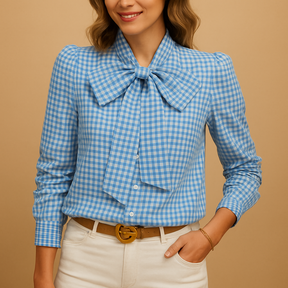 Dames blouse met geruit patroon en strikdetail, ideaal voor werk of casual gelegenheden