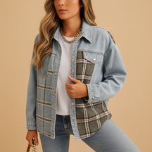 Geruite denim-look jas voor dames met losse pasvorm en zachte stof. Ideaal voor casual layering en semi-formele outfits in elk seizoen.