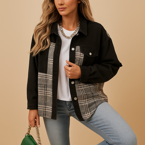 Geruite denim-look jas voor dames met losse pasvorm en zachte stof. Ideaal voor casual layering en semi-formele outfits in elk seizoen.