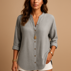 Dames overhemd met V-hals en gestreept patroon, ideaal voor werk en casual gelegenheden, in een comfortabele pasvorm.