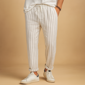 Casual herenbroek met strepen en trekkoord, perfect voor een ontspannen en stijlvolle zomerse outfit.