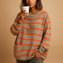 Gestreepte gebreide damestrui met ronde hals en lange mouwen in multicolor patroon, perfect voor casual en semi-formele gelegenheden.