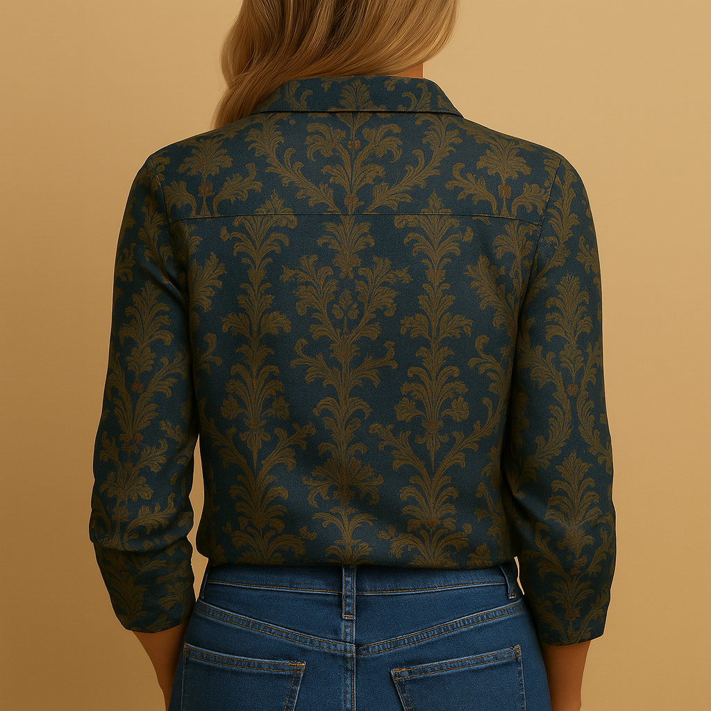 Dames herfstblouse met warme kleuren en getailleerde pasvorm, perfect voor casual of zakelijke herfstlooks