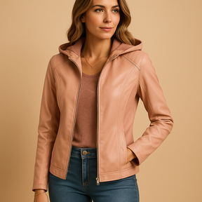Damesjas met capuchon en gouden details in regular fit, ideaal voor casual en smart casual outfits in de herfst en lente.