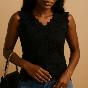Dames blouse met ronde hals van luchtige stof en kanten details, ideaal voor zowel werk als casual gelegenheden. Beschikbaar in meerdere kleuren.