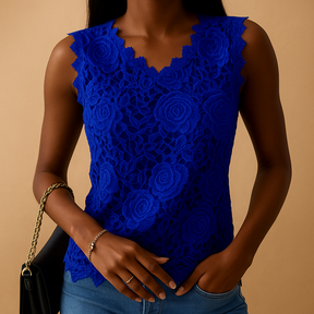 Dames blouse met ronde hals van luchtige stof en kanten details, ideaal voor zowel werk als casual gelegenheden. Beschikbaar in meerdere kleuren.