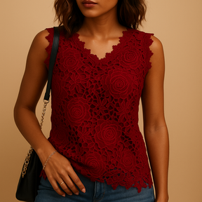 Dames blouse met ronde hals van luchtige stof en kanten details, ideaal voor zowel werk als casual gelegenheden. Beschikbaar in meerdere kleuren.