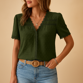 Elegante dames blouse met V-hals en kanten details in diverse kleuren, ideaal voor werk of speciale gelegenheden.