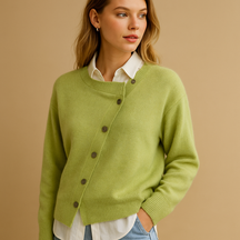 Dames wikkelvest van kasjmier met asymmetrische knoopsluiting, perfect voor stijlvolle en warme outfits.