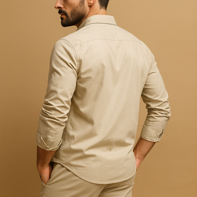 Klassiek herenoverhemd met reverskraag en borstzak, geschikt voor zowel formele als casual outfits, met comfortabele pasvorm.